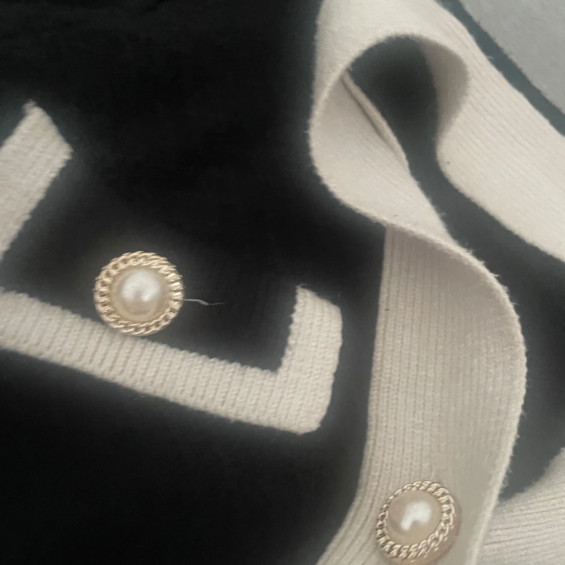 Svart och beige kofta med pärlknappar - 3