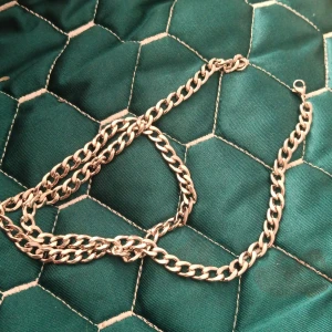 Kedjehalsband i silverfärg - Stilrent halsband med grov kedja i silverfärg. Kedjan har klassisk länkkedje-design och passar perfekt för dig som gillar en clean och edgy look. Lätt att matcha med andra smycken och accessoarer.