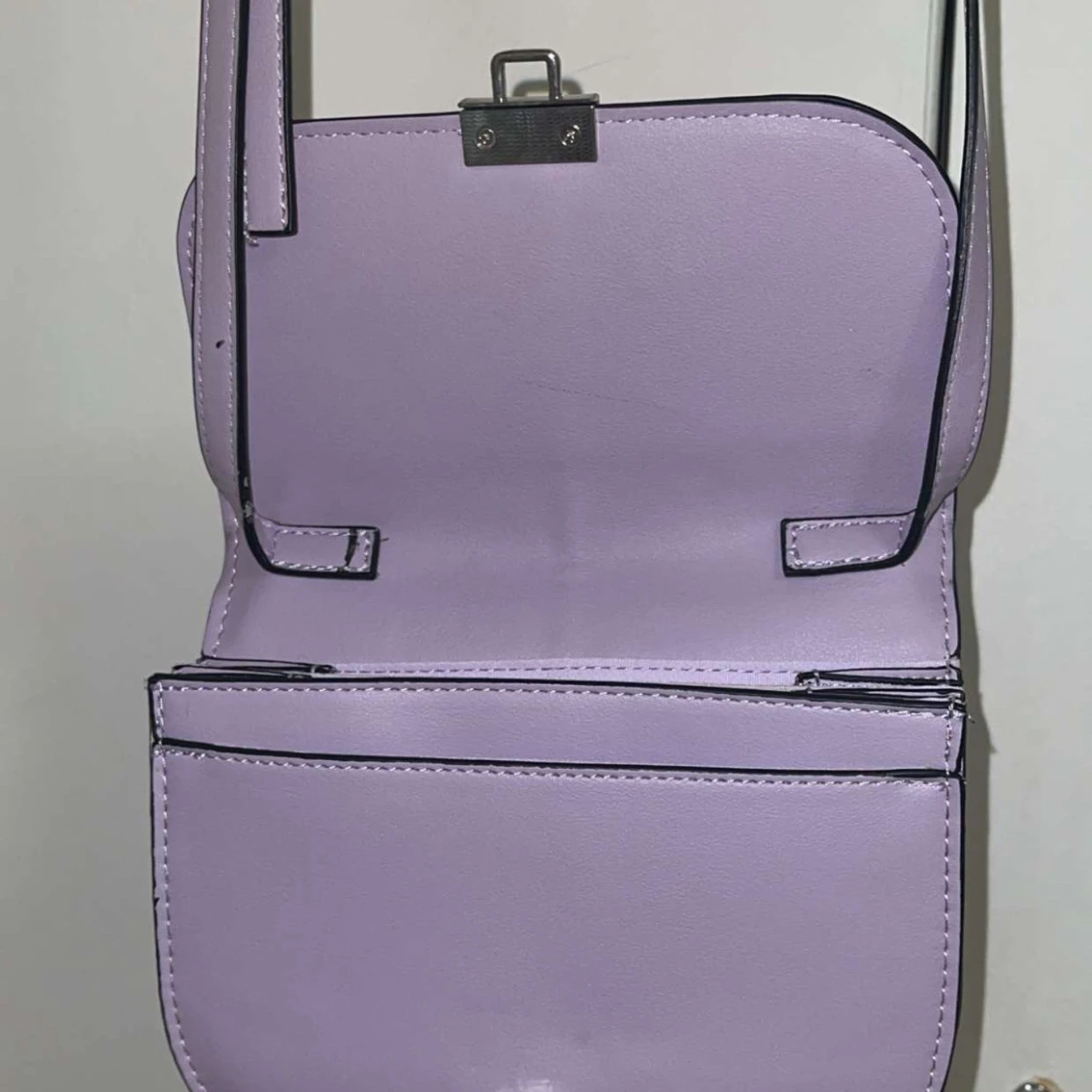 Ljuslila axelväska med silverdetalj - 2