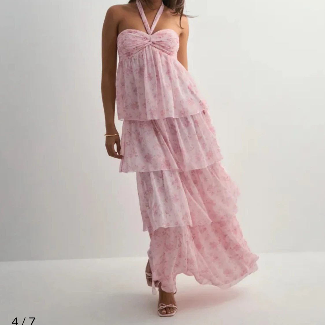 Ljusrosa blommig maxiklänning med volanger - 1