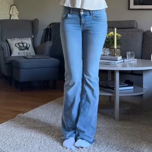 Ljusblå bootcut jeans med låg midja - Säljer ett par ljusblå jeans med bootcut-modell och låg midja. Jeansen har klassisk femficksdesign, jag har sprättat upp de längst ner. Skicka prisförslag 🩷