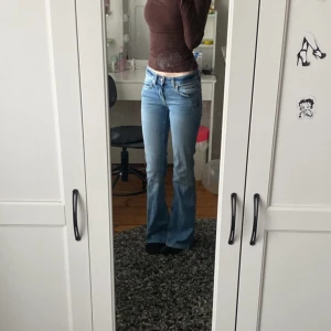 lowwaist jeans !💓 - jättefina lowwaist bootcut jeans från lager 🩷använda 1 gång, nypris: 400 🤍längd: tall💓pris kan diskuteras, skriv för mått! 🤍
