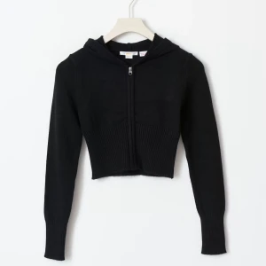 Knitted Yoga Hodd - Säljer en Knutted yoga hodd från gina tricot eftersom den inte är min stil längre. Jätte mysig och skön använd bara 2 gånger. Det finns en luva också. Jag köpte den för 249kr.💗🫶