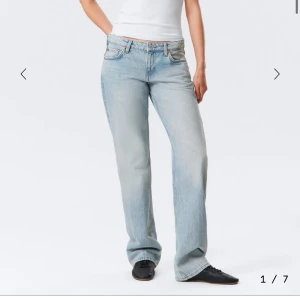Ljusblå Weekday jeans  - Säljer ett par klassiska Weekday jeans 