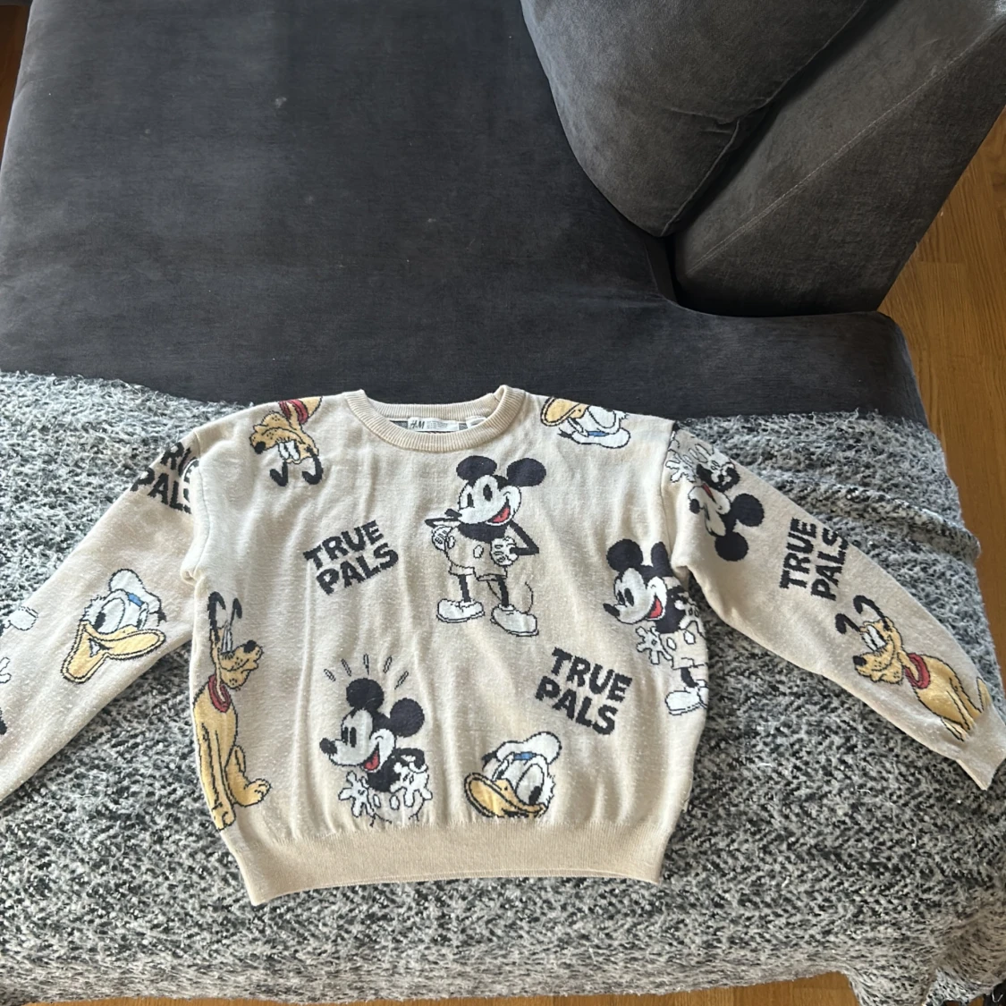 Beige Disneytröja H&M med Mickey & Pluto