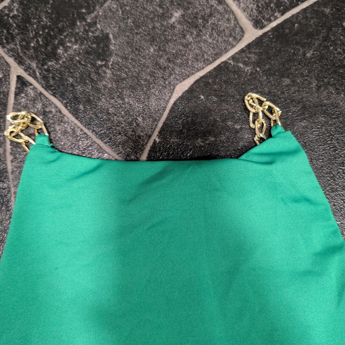 Grön top med guldkedjor xs - 1