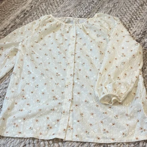 Blommig vit blus  - Vit blommig långärmad blus från Dazy i storlek S.