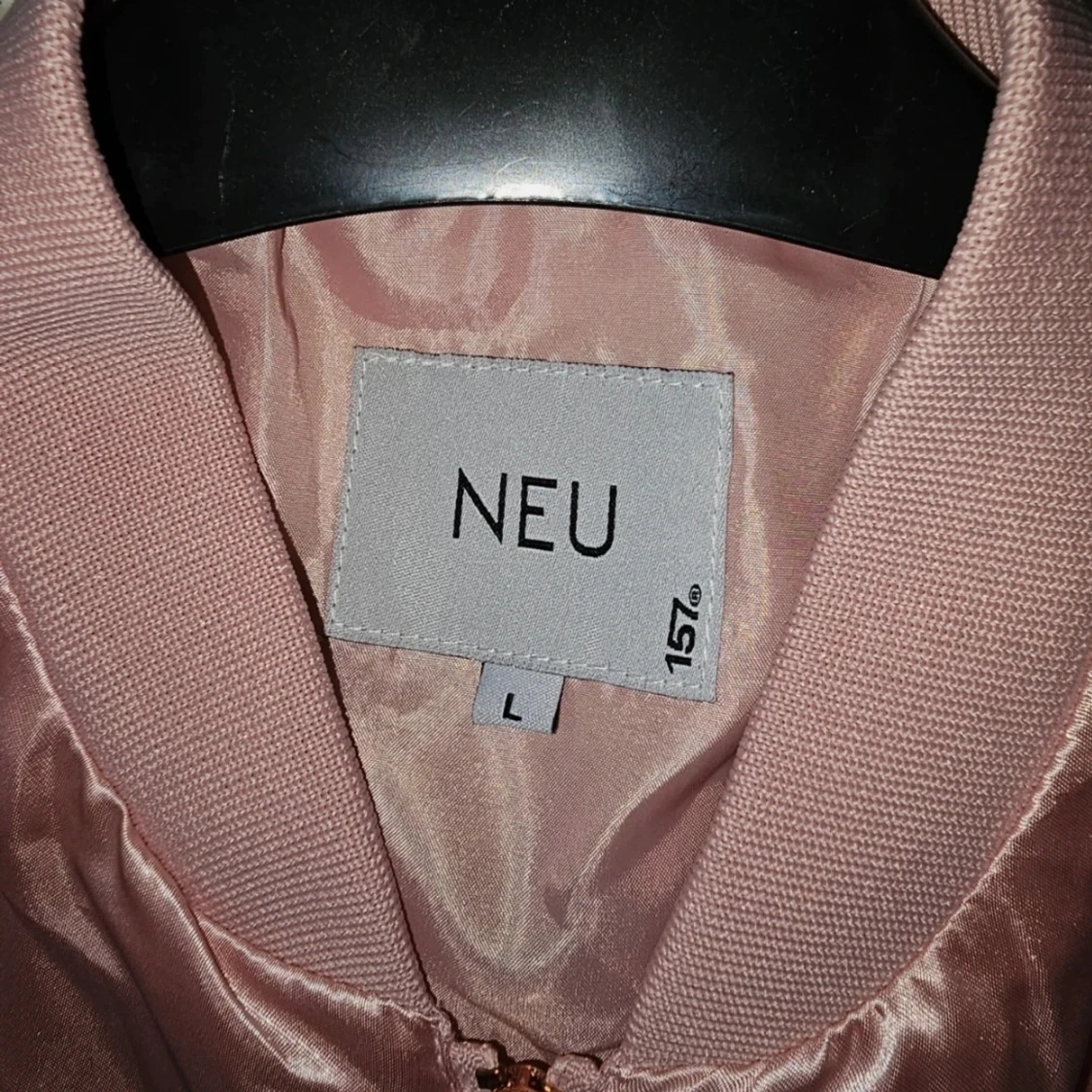 Rosa satin bomberjacka från NEU - 2