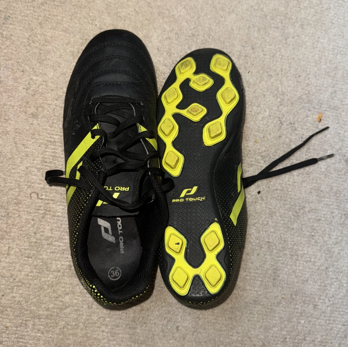 Svarta och gula fotbollsskor Pro Touch - 1