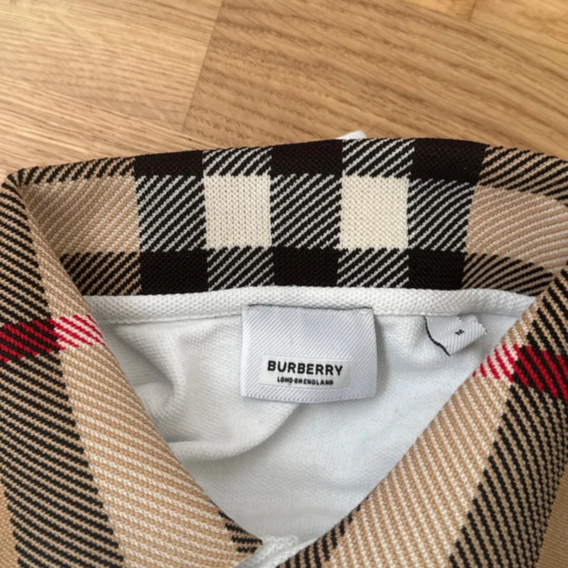 Vit Burberry pikétröja  - 2