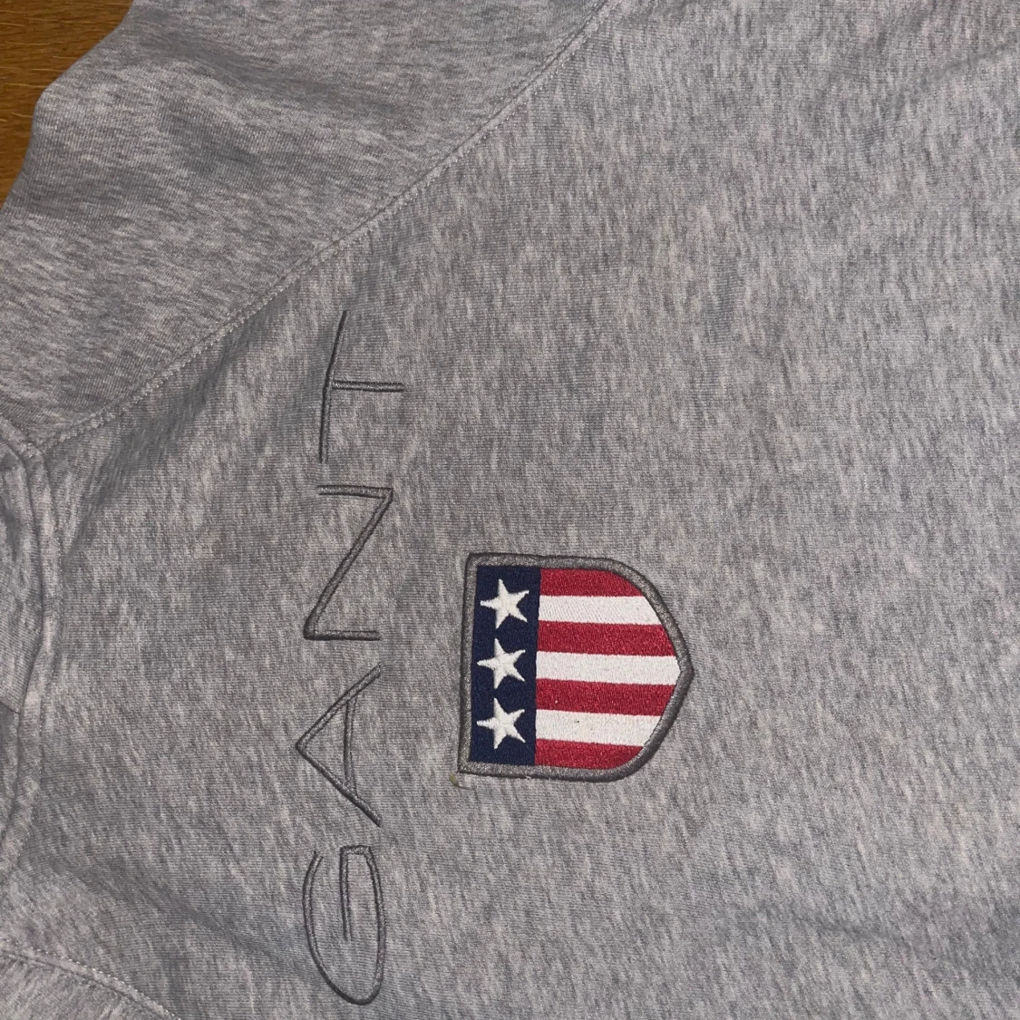 Grå hoodie från GANT - 1