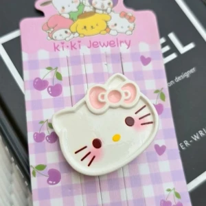 Söta Sanrio hårspännen kawaii stil - Fem olika hårspännen med Sanrio-karaktärer: Hello Kitty, Cinnamoroll med nalle och strasstenar, Kuromi och Pochacco. Färgerna är vit, rosa, svart, gul och blå. Perfekt för dig som älskar gulliga accessoarer och japansk kawaii-stil. Säljs 29kr/st. 