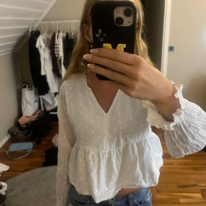 Vit blus från Gina  - Superfin vit sommarblus från Gina Young💕 Lite skrynklig men bara att stryka. 