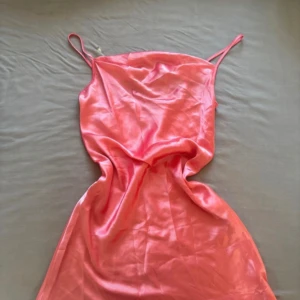 Coral silk Bebe slip on mini dress - Supersöt! Behöver strykas