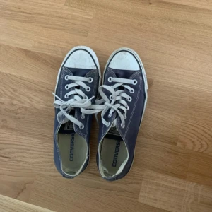Blå Converse sneakers - Converse All Star sneakers i mörkblått tyg och vita snören🤍