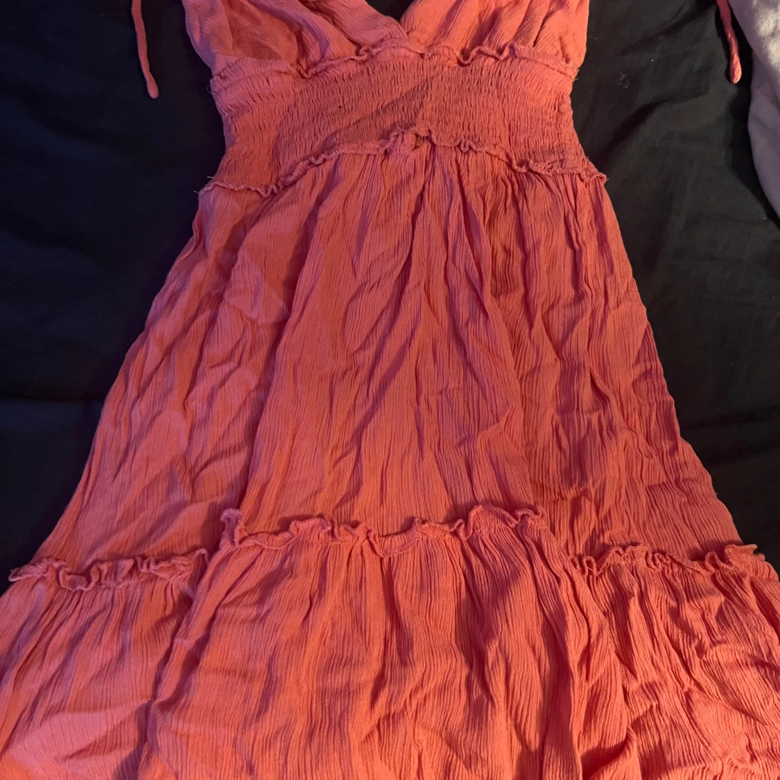 Korallrosa sommarklänning med volang - 1