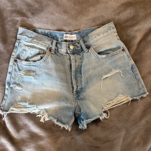Jeansshorts från Zara - Snygga ljusblå jeansshorts från Zara. Storlek 38. Använda fåtal gånger, väldigt bra skick. 