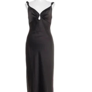 Svart långklänning från ADOORE - Elegant svart långklänning från ADOORE med en vacker v-ringning och smala axelband. Klänningen har en stilren design med en liten öppning framtill som ger en extra touch. Perfekt för en kväll ute eller en speciell tillställning.
