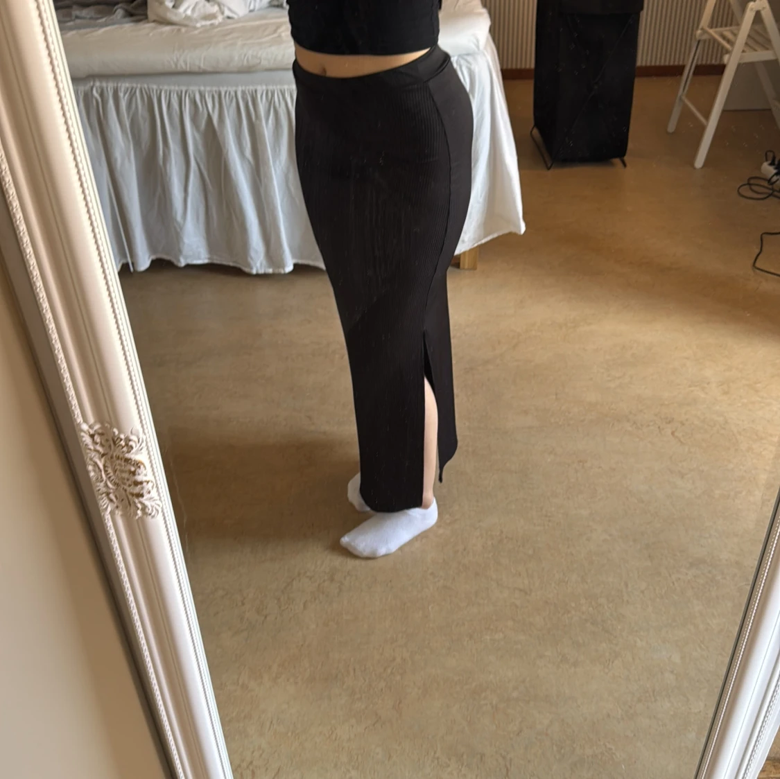 Svart långkjol med slits - 1