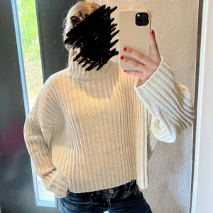 Skön tjock tröja  - Skön tröja från new yourker i st xs lite strör skulle säga att den kanske  passar s och kanske M också 🫰🏼🫰🏼😇