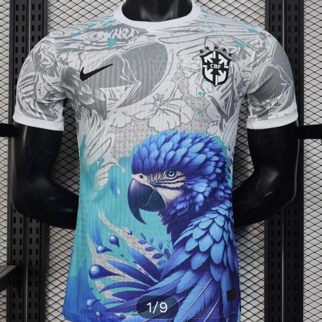 Vit och blå Brasilien fotbollströja med papegojmotiv