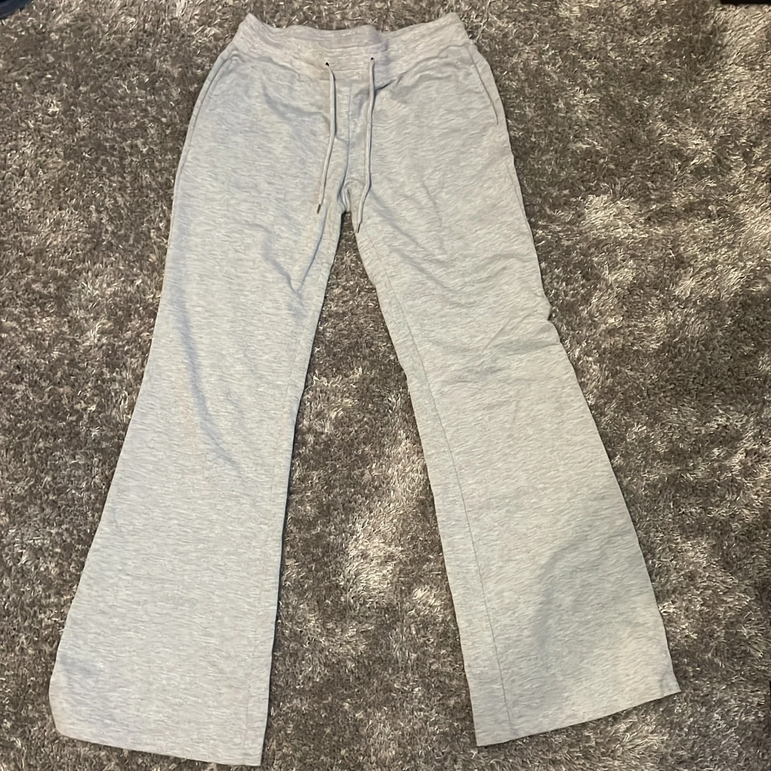 Ljusgrå mjukisbyxor med utsvängda ben