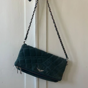 Grön axelväska från Zadig & Voltaire - Jättesnygg grön axelväska från Zadig & Voltaire. Väskans band och dragkedjor har fått lite rostig färg (se bilder) men inget som man tänker på. Annars jättefin🫶🔥🔥Skriv för fler bilder