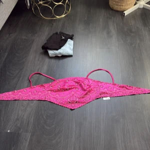 Rosa knyt topp - Det är en rosa knyt topp med mönster och smala axel band. Köpt på new Yorker och är knappt använd. 