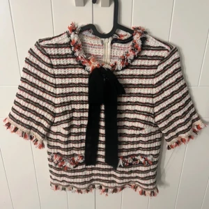 Blus från Zara Woman - Säljer denna super fina blus från Zara woman, väldigt mycket Blair känsla, den är som ny och och använd fåtal gånger.  Pris kan diskuteras vid snabb affär