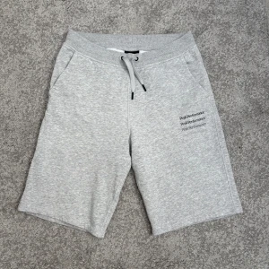 Grå shorts från Peak Performance - Grå shorts från Peak Performance. Köpt från Kidsbrandstore.