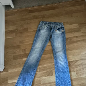 D&G jeans - Raka lågmidjade jeans från D&G, mycket bra skick och skulle säga att storleken är 34/XS 