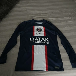PSG långärmad fotbollströja Mbappé - Säljer en långärmad Paris Saint-Germain fotbollströja från Nike. Oanvänd