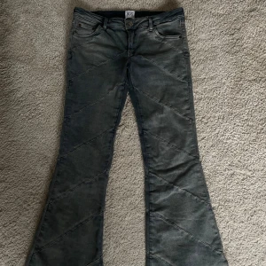 As coola jeans  - Super coola lågmidjade jeans från Urban Outfitters i en blå/grå tvätt🩶Aldrig använda pga för stora för mig. Är i storlek 30 i midjan men lite väl långa för mig som är 158 cm💕