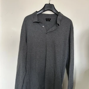 Grå pikétröja från Massimo Dutti - nice tröja från massimo dutti, säljer för den passar ej