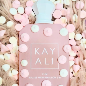 Kayali Yum Boujee Marshmallow Parfym - Upplev den förtrollande doften av Kayali Yum Boujee Marshmallow- the Queen of Kayali 🩷Denna parfym är en ljuvlig blandning av freesia, jordgubb, rosa marshmallow, krämig kokosnöt, vispad vanilj och rosa mysk.  100 ml, tredje bilden visar hur mycket som är kvar (markerad med svart linje). Givetvis förvarad mörkt och svalt.   Obs! Arabiska parfymer är bäst att köpa second hand då de alltid blir bättre när de hunnit bli använda lite och fått chans att mogna och ”stå till sig” i några månader.