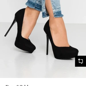 Svarta pumps med hög klack - Säljer ett par svarta pumps med riktigt hög klack och rund tå. Skorna har en stilren design och är perfekta för att lyfta vilken outfit som helst. Passar dig som gillar att sticka ut och vill ha extra höjd.