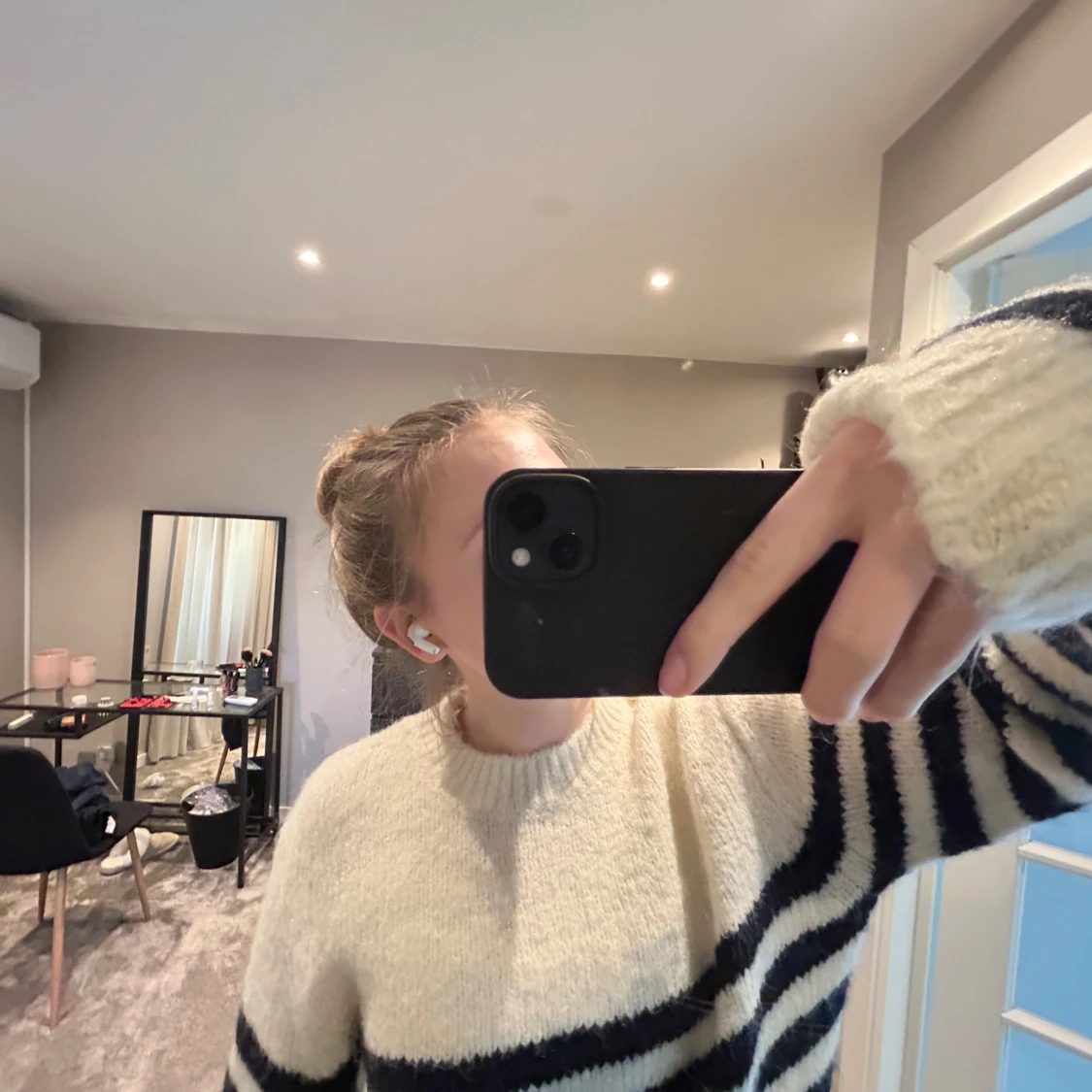 Vit och svart randig stickad tröja med knappar på axeln - 1