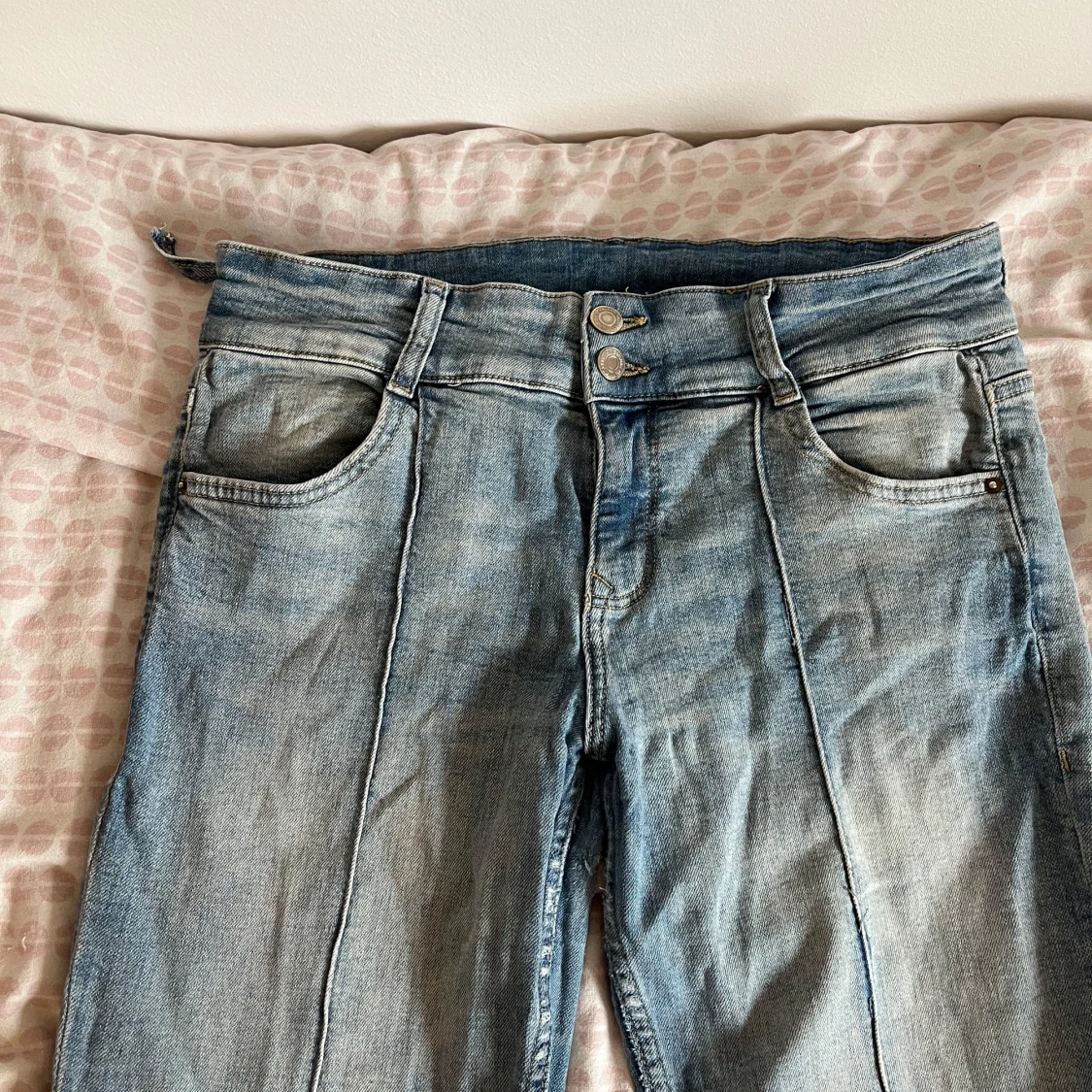 Blå bootcut jeans med pressveck