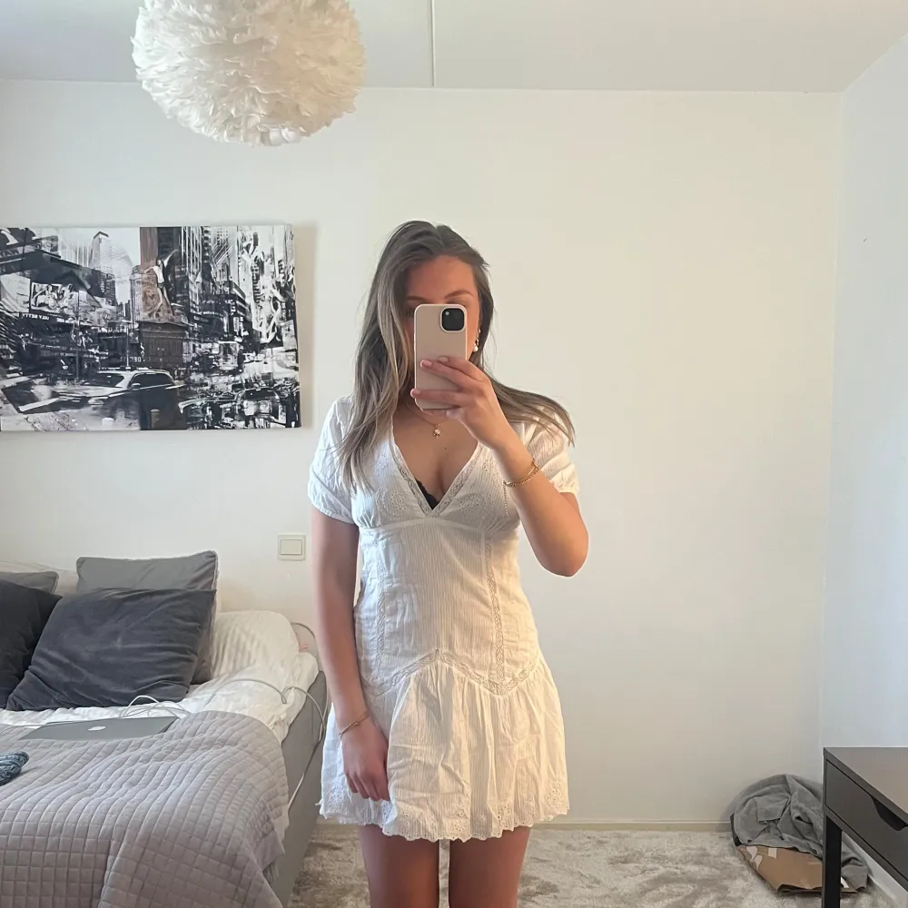 Jättefin sommarklänning från Zara som är V-ringad och använd ett fåtal gånger. Säljer på grund av fel storlek. Kan också byta mot en xs!!!. Mekot.