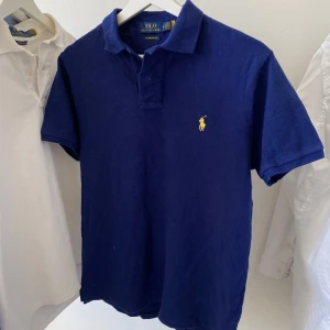 Polo Ralph Lauren piké - Polo Ralph Lauren pikétröja – mörkblå, S-M 💙 Perfekt skick – som ny 👕 💰 Pris: 300 kr Tidlös, bekväm och passar både vardag och fritid!  📸 Fler bilder vid förfrågan 🚚 Snabb leverans 📦
