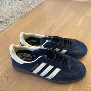 Adidas spezial - Feta adidas spezial, knappt använda, ställ frågor om du är intresserade 