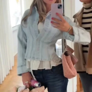 Skit snygg jeansjacka vårjacka - Säljer denna jätte eftertraktade jackan från gammal hm kollektion som är helt slutsåld! Jättesnygg passform 