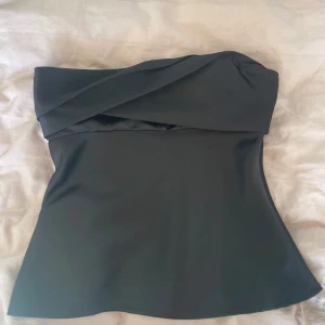 Satin topp - Svart topp från zara, knappt använd❣️