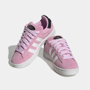 Adidas Campus 00s sneakers ’Bliss Lilac’ - Säljer ett par Adidas Campus sneakers i rosa mocka med vita ränder och vit sula. Färgen heter ”Bliss Lilac” och kostar 4000-5000kr i nypris🩷✌️Dessa är oanvända och kommer i orginalförpackning! Sista bilden är min. Skorna har klassisk låg profil, platta skosnören och svart detalj vid hälen. Perfekta för dig som vill sticka ut med färg på fötterna!