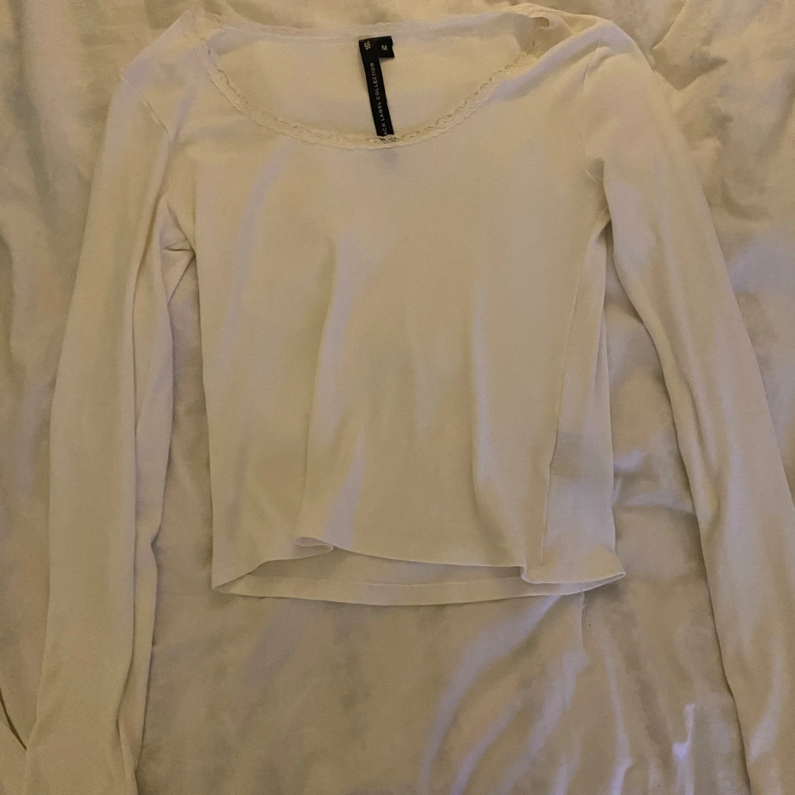 Vit långärmad topp med spetskant - 2