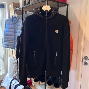 Moncler Hooded Down Cardigan  - Svart Moncler Hooded Down Cardigan i nyskick, storlek XXL passar L. Slutsåld worldwide och produceras inte längre! Nypris 10.000kr mitt pris 4800! Över 250 deals gjorda med massvis av refs att visa, bara att skriva vid frågor eller funderingar!