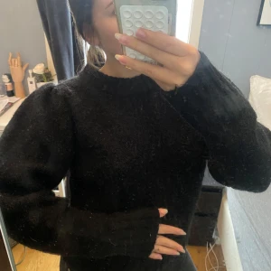 Svart strikkegenser - Litt nuppete