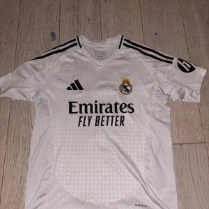 Real Madrid 24/25 kit - Efter dena säsongen så är det klart att det vakra Madrid som en gång fanns är tyvärr slut, så är även mina 9 år av hejande på dena klubb så säljer dena mbappe jersey storlek M💔