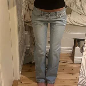 Ljusblå jeans från Abrand jeans - Skitsnygga lågmidjade ljusblå jeans från Abrand jeans.😋De är i modellen low straight och endast använda några få gånger! Jag säljer eftersom de är för stora för mig💖skriv för frågor mer bilder etc