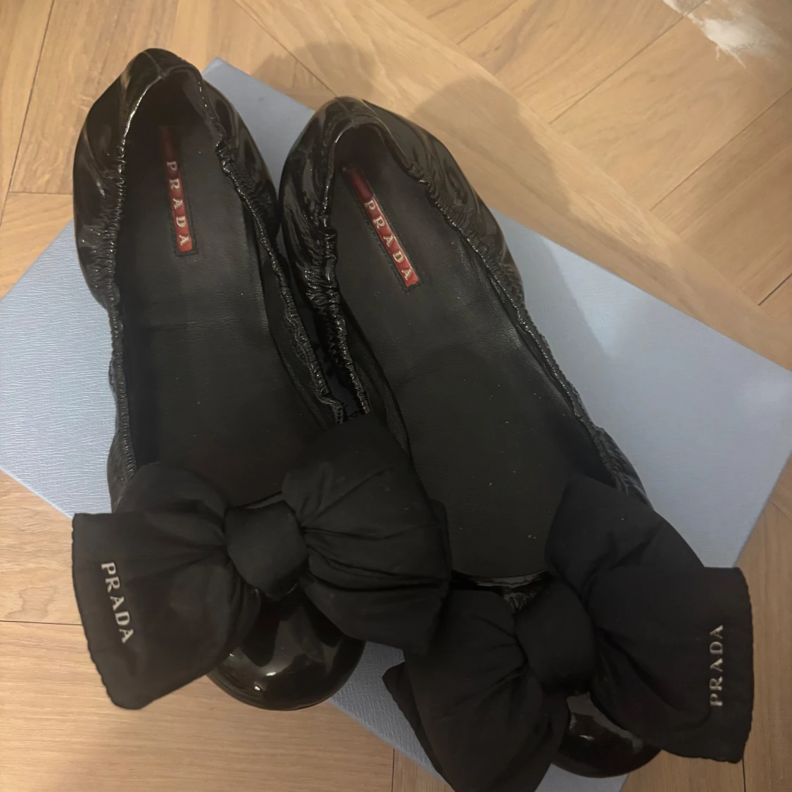 Svarta ballerinaskor från Prada